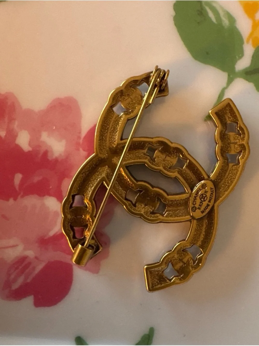 Vintage-Inspired Gold Tone Interlocking Link Brooch